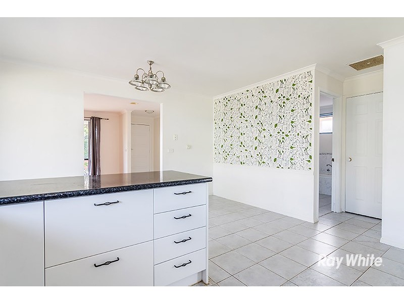 4 Raffindale Crescent, Cranbourne West VIC 3977