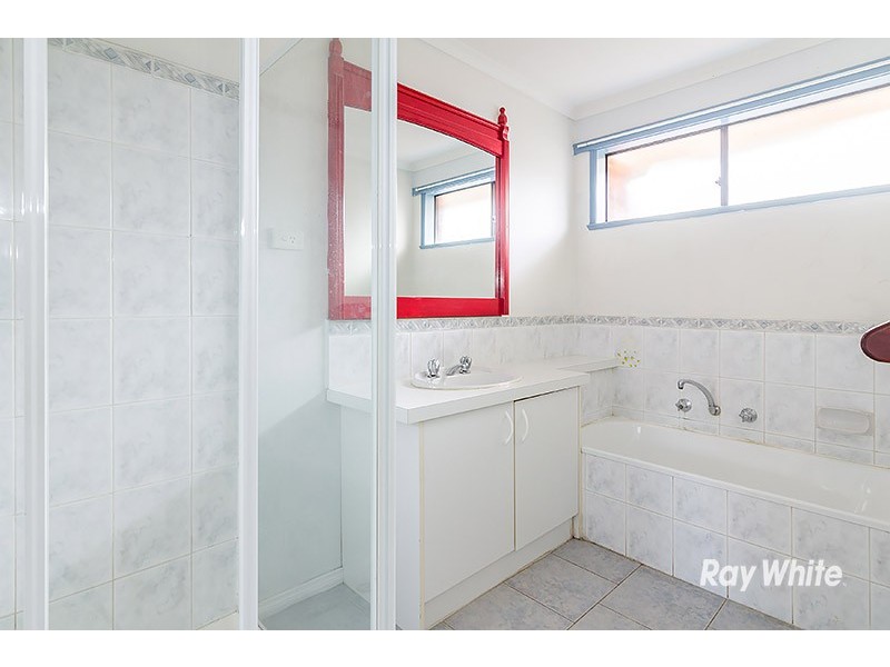 4 Raffindale Crescent, Cranbourne West VIC 3977