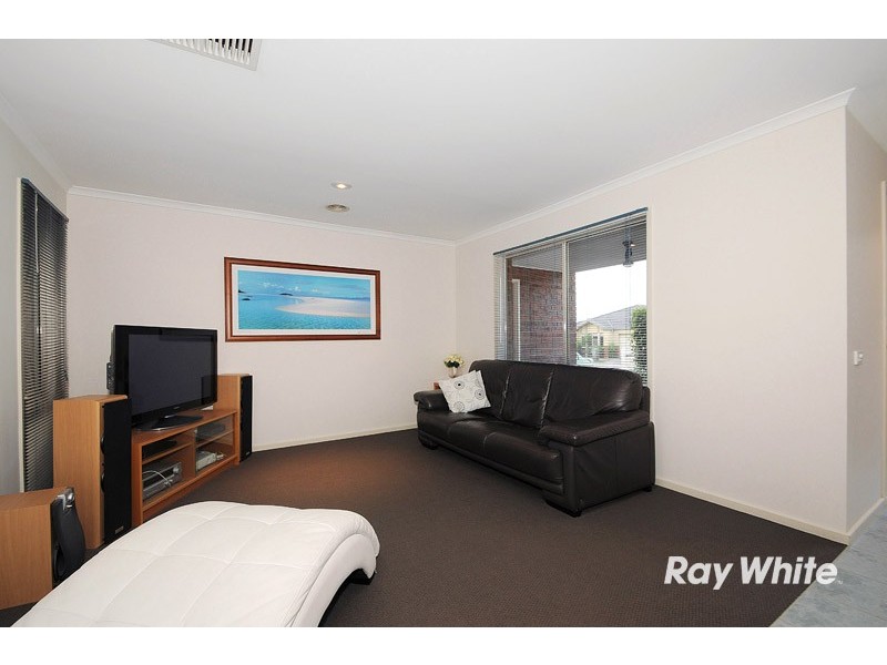 15 Stephellen Way, Cranbourne West VIC 3977