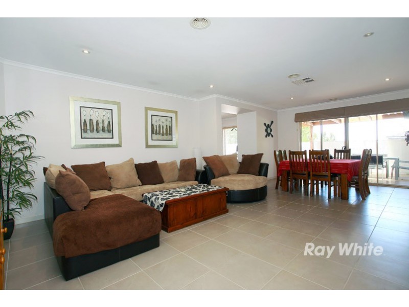 18 Boronia Avenue, Cranbourne VIC 3977