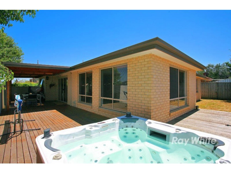 18 Boronia Avenue, Cranbourne VIC 3977