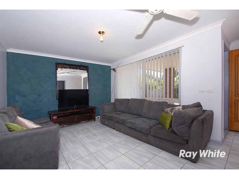 17 Caroline Cresent, Cranbourne West VIC 3977