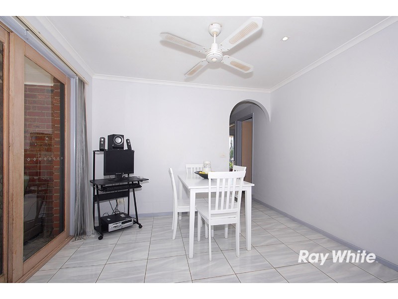 17 Caroline Cresent, Cranbourne West VIC 3977