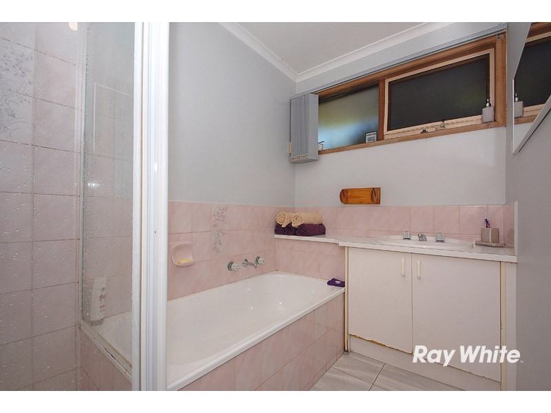 17 Caroline Cresent, Cranbourne West VIC 3977