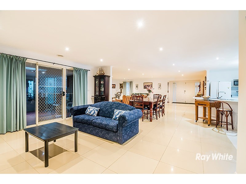 18 Kingsbarn Court, Cranbourne VIC 3977