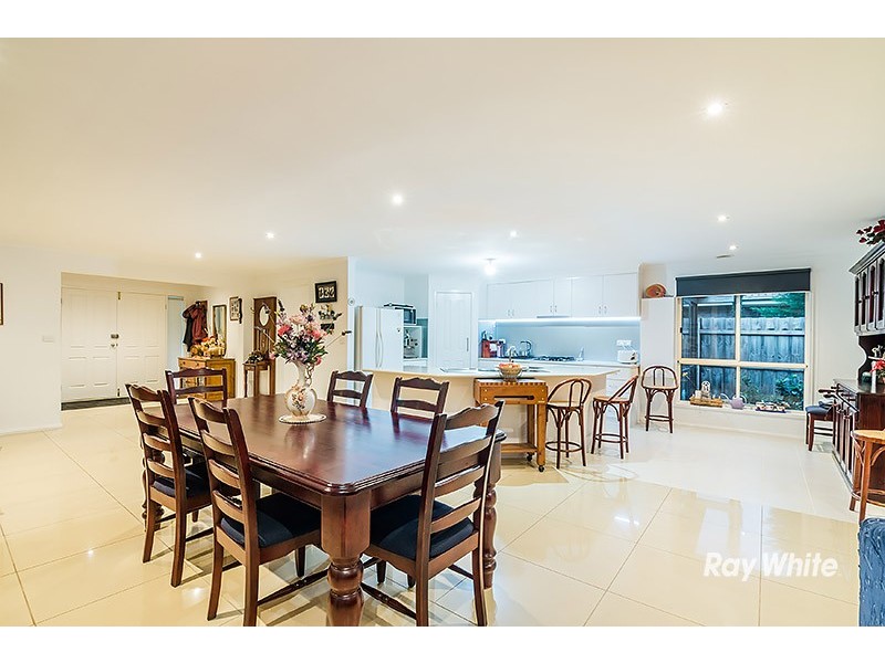 18 Kingsbarn Court, Cranbourne VIC 3977
