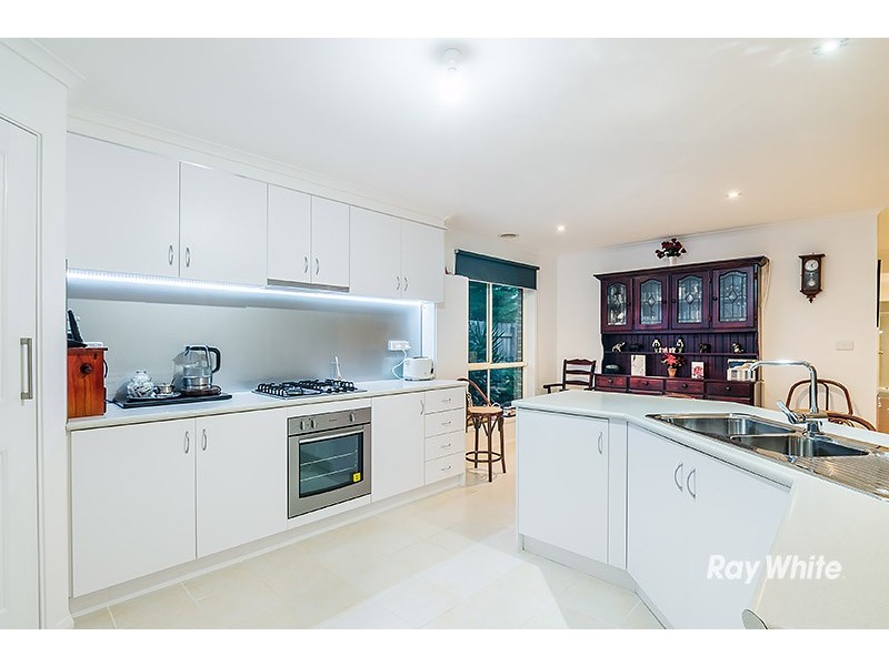18 Kingsbarn Court, Cranbourne VIC 3977