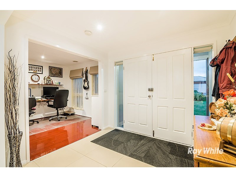 18 Kingsbarn Court, Cranbourne VIC 3977