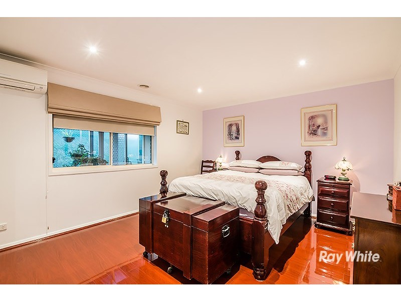 18 Kingsbarn Court, Cranbourne VIC 3977