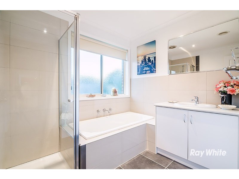 18 Kingsbarn Court, Cranbourne VIC 3977