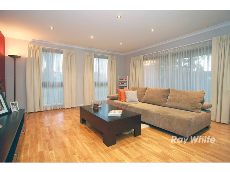 77 James Cook Drive, Endeavour Hills VIC 3802