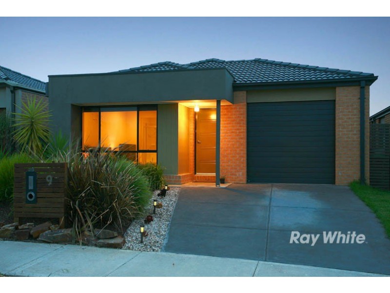 9 Abrus Circuit, Cranbourne North VIC 3977