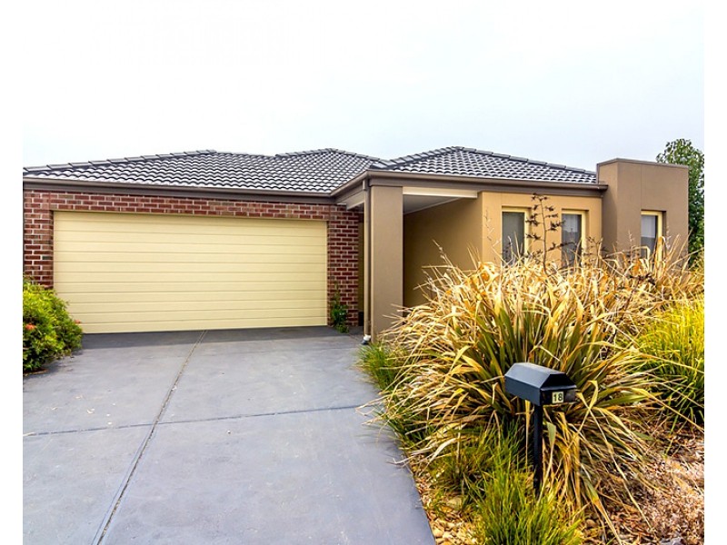 18 Wild Scotchman Way, Cranbourne East VIC 3977