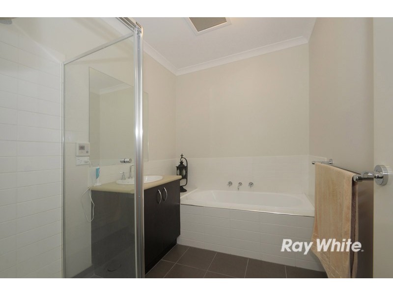 16 Lexington Square, Sandhurst VIC 3977