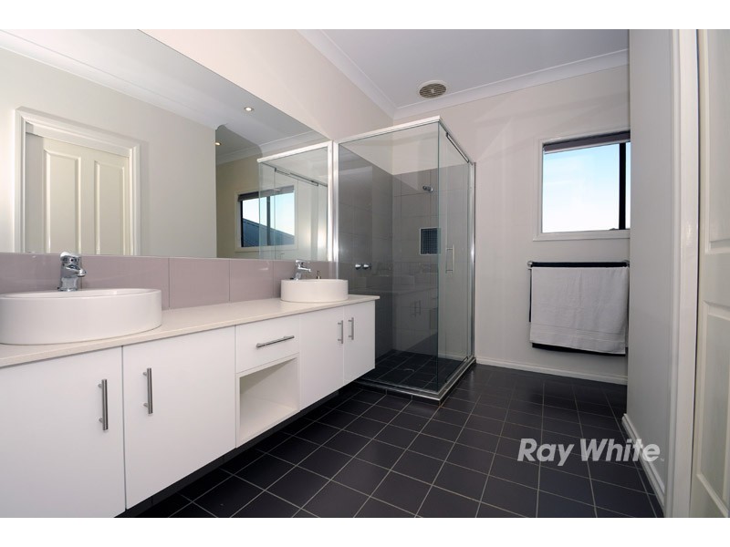 5 Nugong Place, Lynbrook VIC 3975