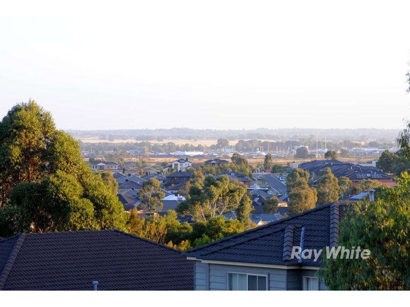 5 Nugong Place, Lynbrook VIC 3975