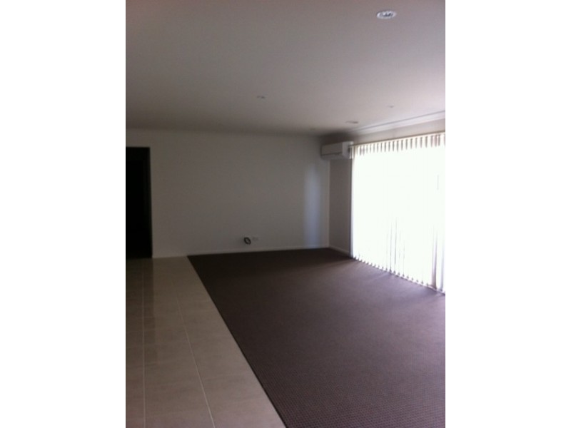 13 Nokota Lane, Clyde North VIC 3978