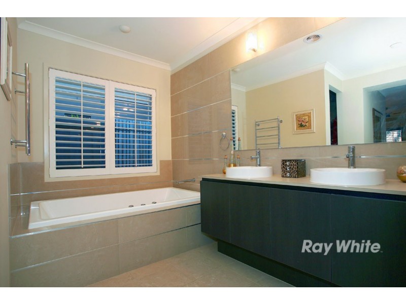 16 Biscay Grove, Lyndhurst VIC 3975