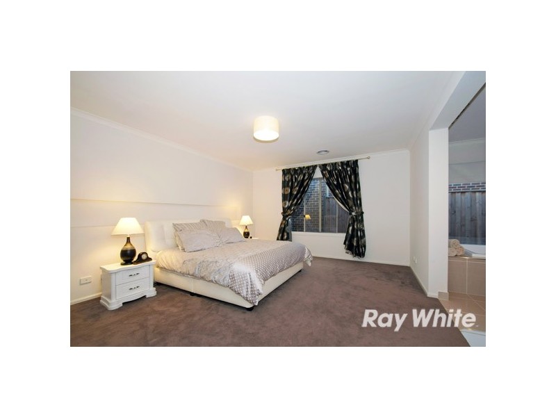 230 Paterson Drive, Lynbrook VIC 3975
