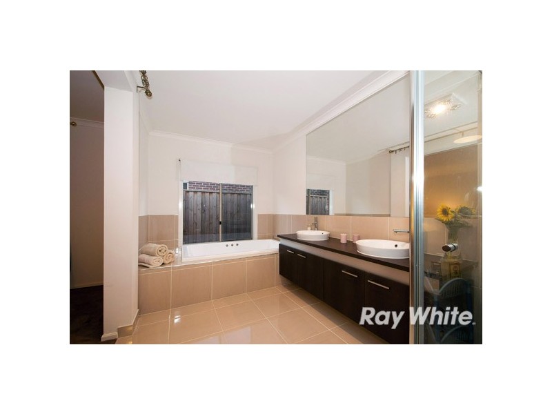 230 Paterson Drive, Lynbrook VIC 3975