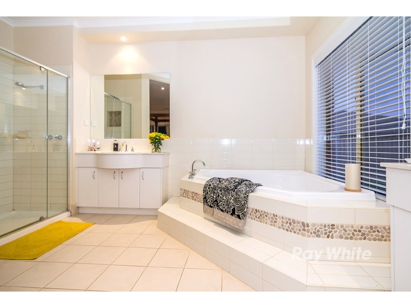 11 Firestone Green, Cranbourne VIC 3977