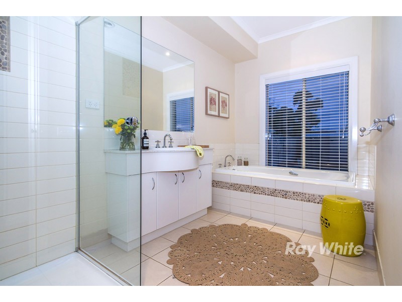 11 Firestone Green, Cranbourne VIC 3977