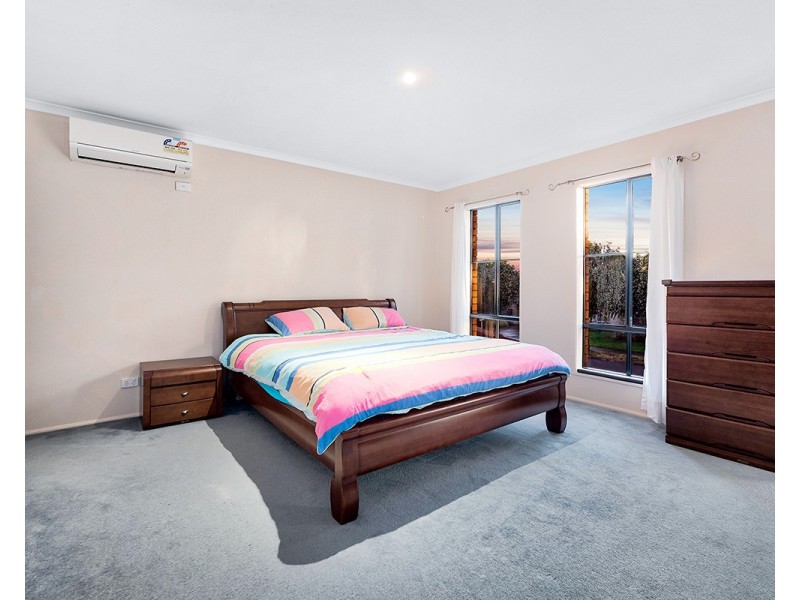 4 Darcy Niland Crescent, Lynbrook VIC 3975