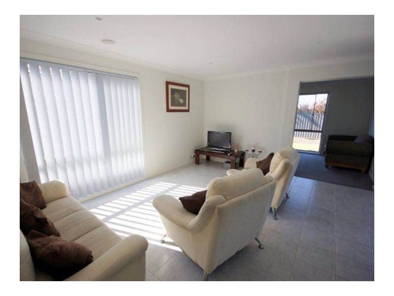 8 Cherry Blossom Chase, Pakenham VIC 3810