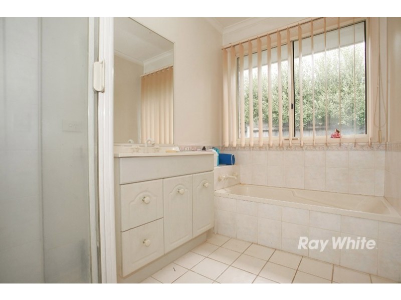 9 Scarborough Avenue, Cranbourne West VIC 3977