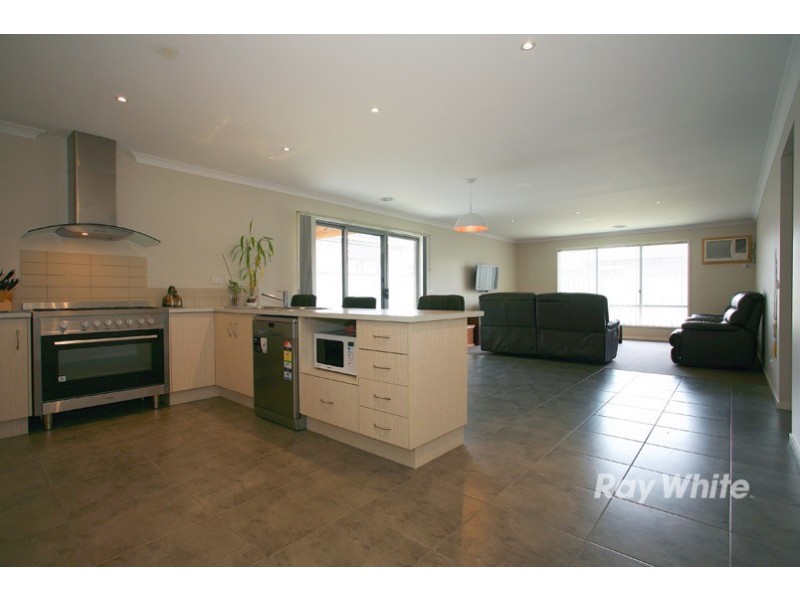 19 Northumbria Street, Cranbourne East VIC 3977