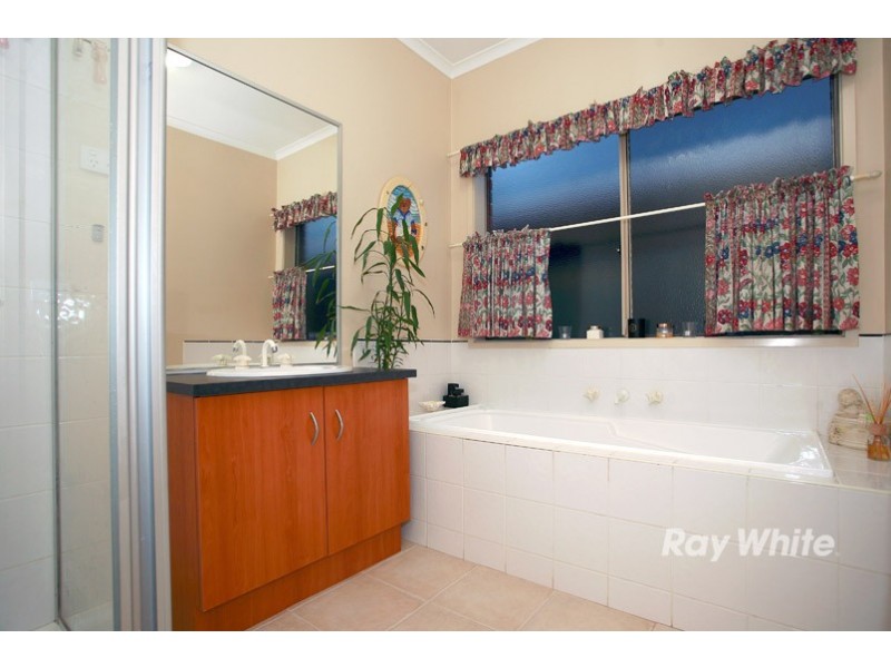 29 Scotsdale Drive, Cranbourne East VIC 3977