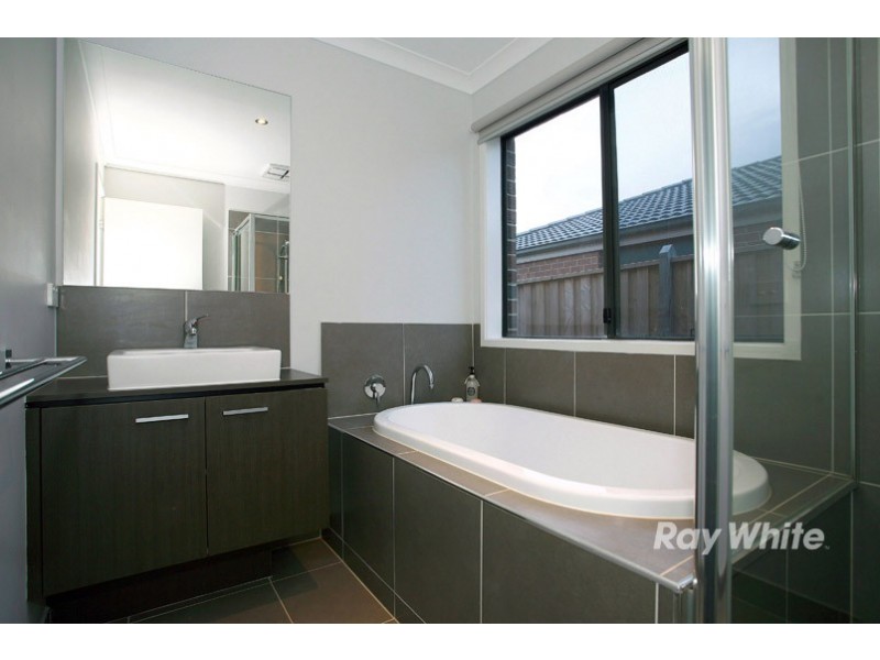 28 Bayley Place, Cranbourne West VIC 3977