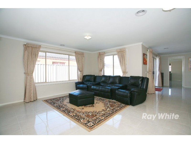 3 Beagle Street, Cranbourne East VIC 3977