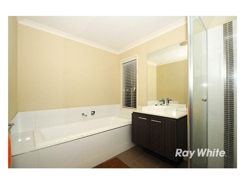 21 Wiltshire Avenue, Cranbourne East VIC 3977