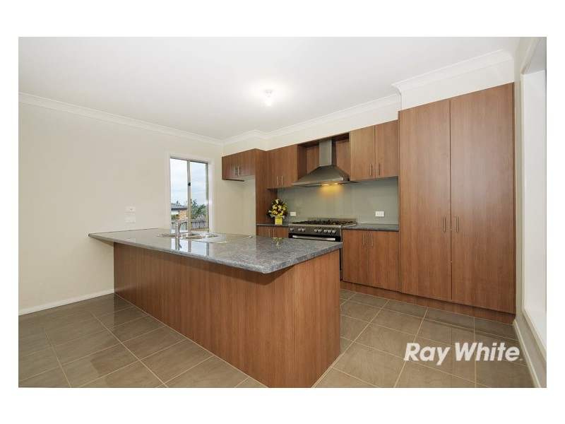 8 Devlin Place, Cranbourne North VIC 3977