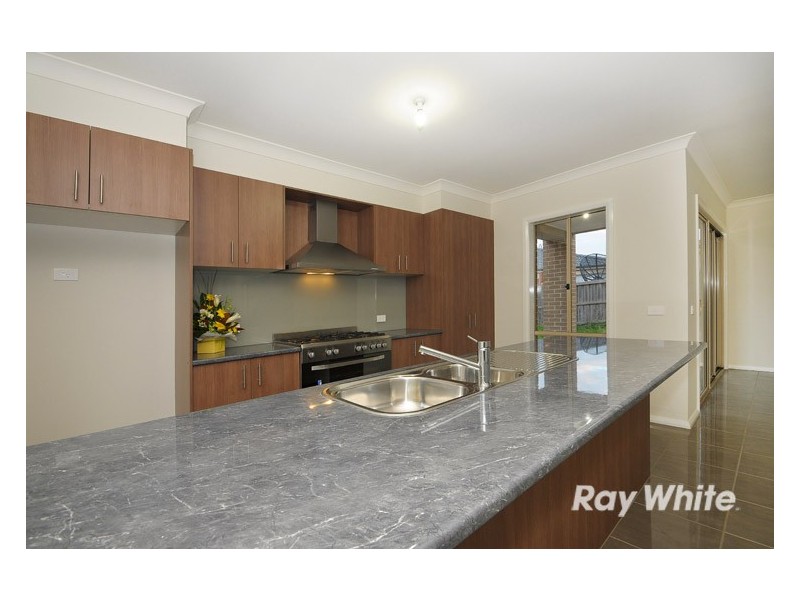 8 Devlin Place, Cranbourne North VIC 3977