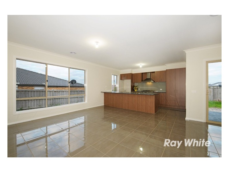 8 Devlin Place, Cranbourne North VIC 3977