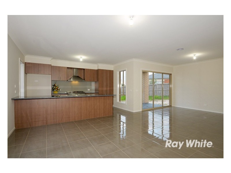 8 Devlin Place, Cranbourne North VIC 3977