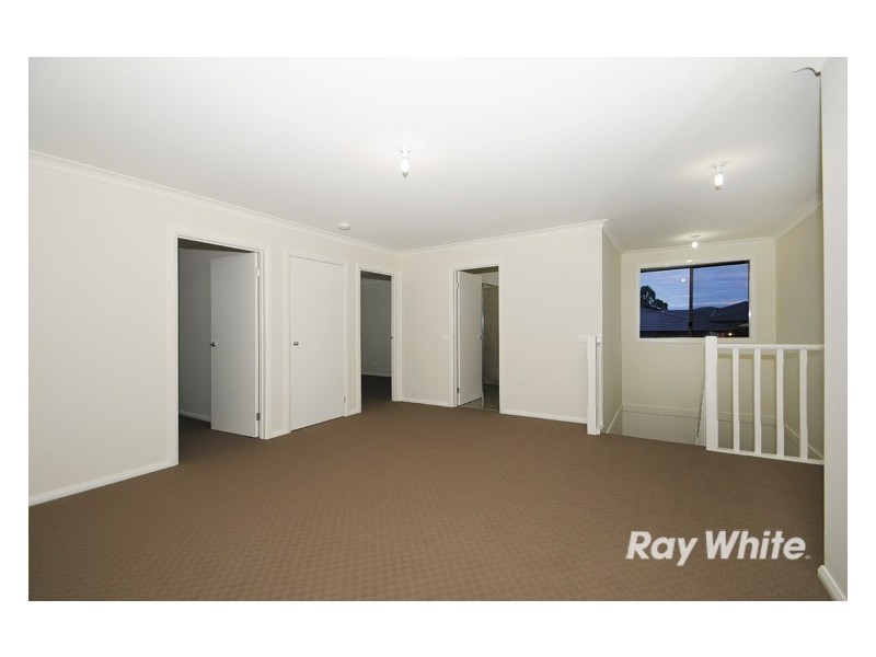 8 Devlin Place, Cranbourne North VIC 3977