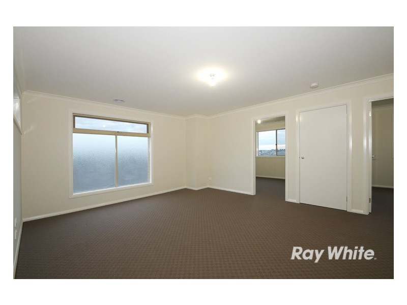 8 Devlin Place, Cranbourne North VIC 3977