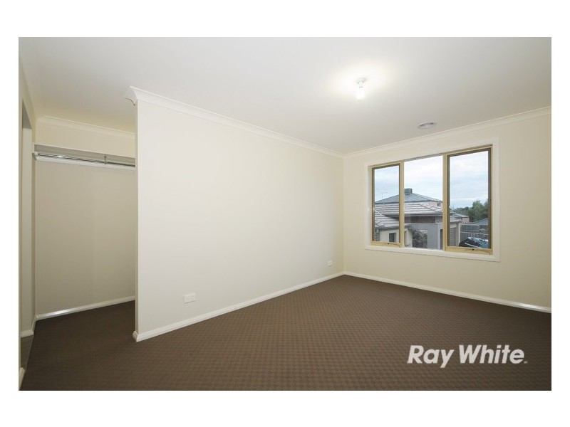 8 Devlin Place, Cranbourne North VIC 3977