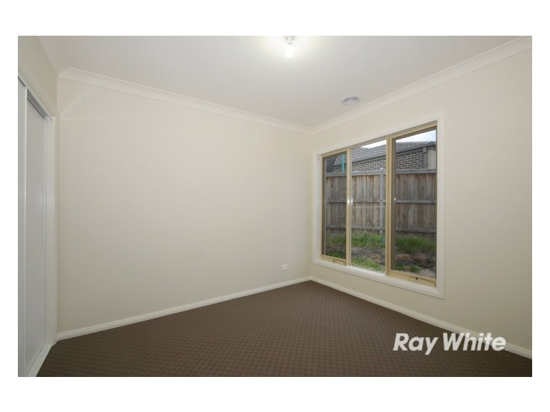 8 Devlin Place, Cranbourne North VIC 3977