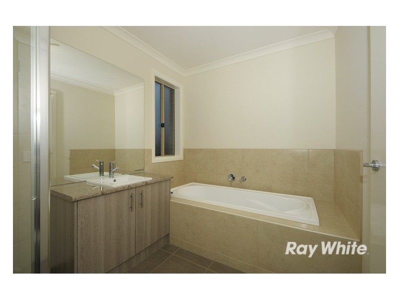 8 Devlin Place, Cranbourne North VIC 3977