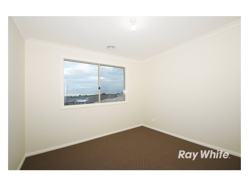8 Devlin Place, Cranbourne North VIC 3977