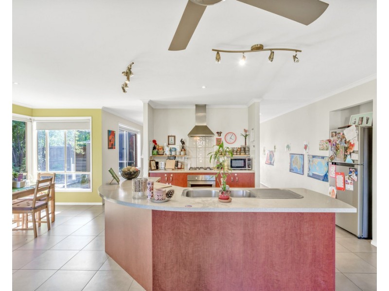 16 Melington Drive, Lyndhurst VIC 3975