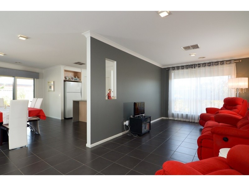 1 Bradford Drive, Cranbourne East VIC 3977