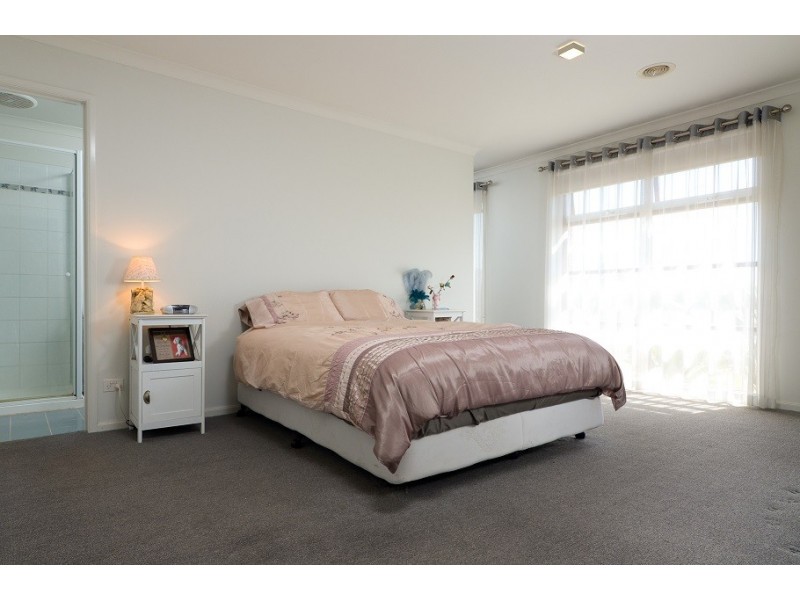 1 Bradford Drive, Cranbourne East VIC 3977
