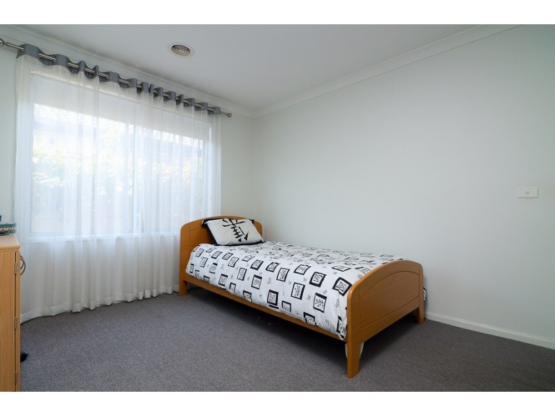 1 Bradford Drive, Cranbourne East VIC 3977