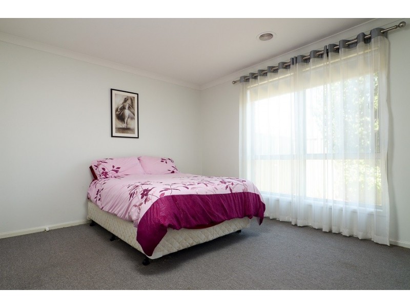 1 Bradford Drive, Cranbourne East VIC 3977