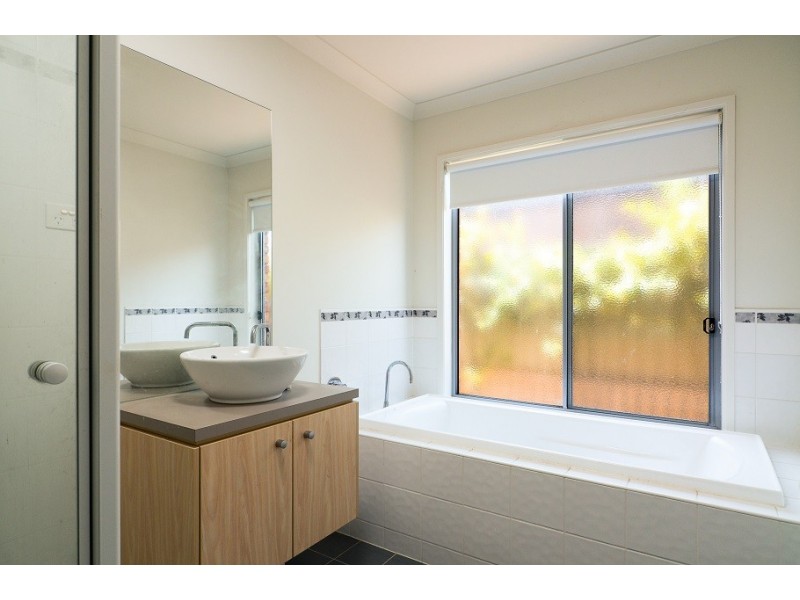 1 Bradford Drive, Cranbourne East VIC 3977